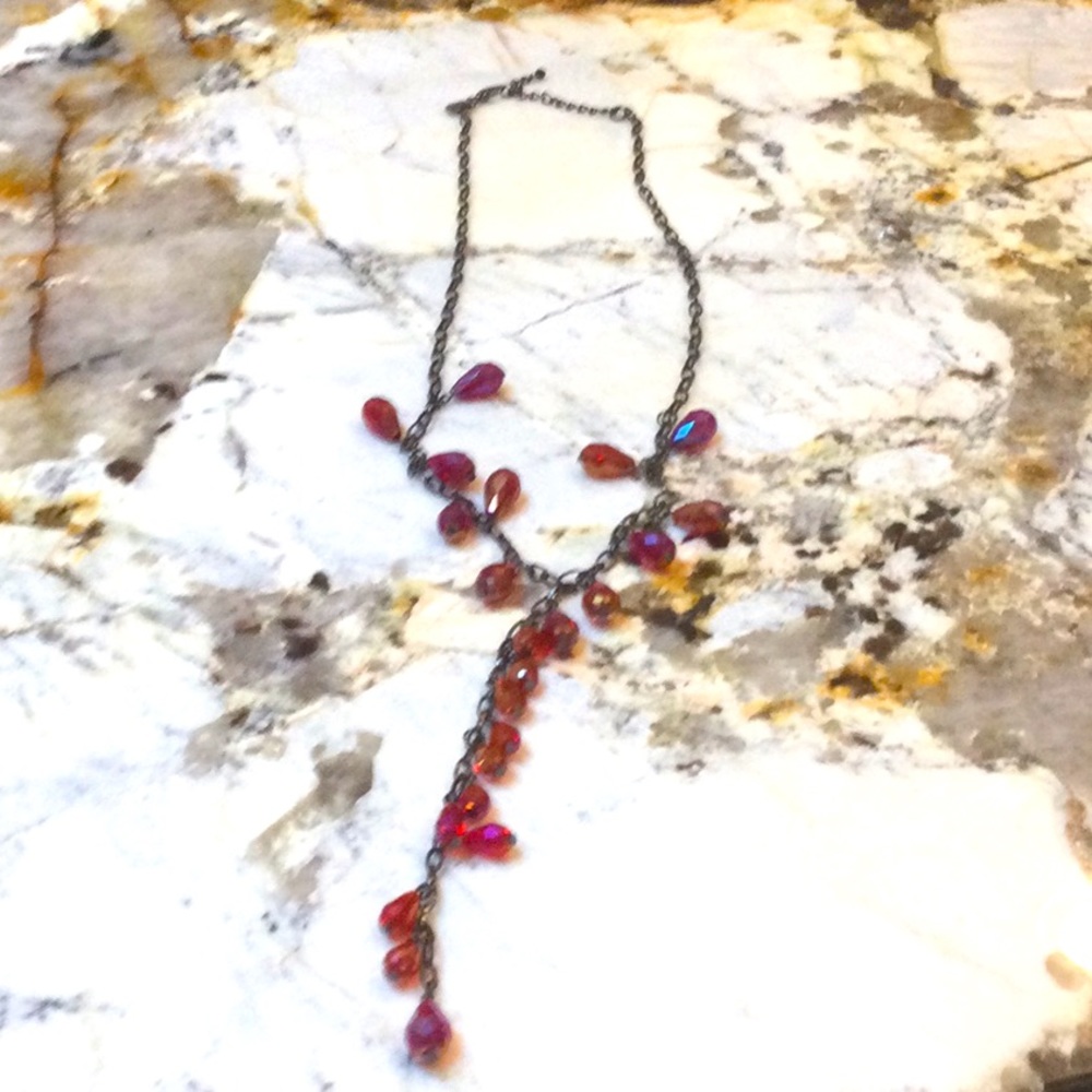 - - Beautiful ruby colored beaded necklace - Picture 3 of 3